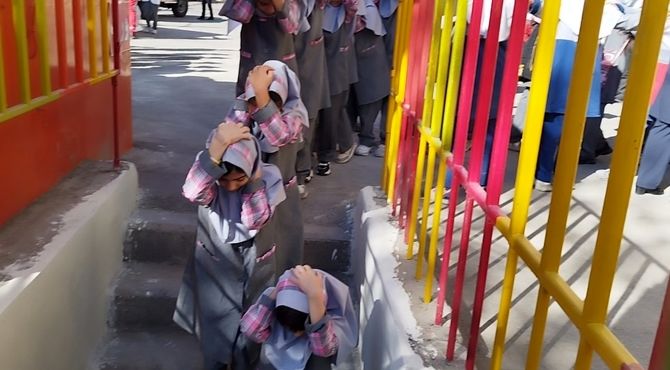 برگزاری مانور استانی تخلیه اضطراری و  پناه گیری امن در دبستان حورا ناحیه ۳ 