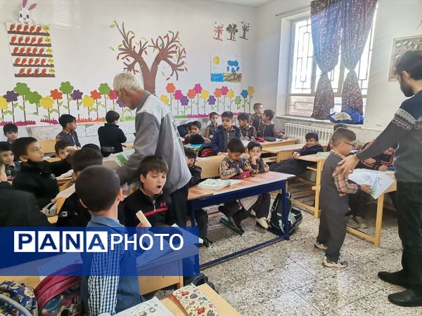 جشن تقدیر از بانوان آموزگار به‌مناسبت روز مادر در دبستان شهید پسندیده فدافن