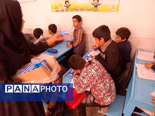 توزیع شیر گامی برای سلامت و نشاط دانش‌آموزان در دبستان شهید پسندیده فدافن 