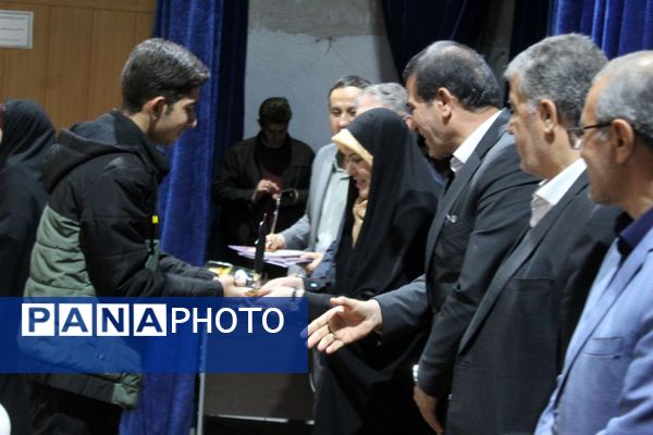 ملکان صحنه افتخارآفرینی برترین‌های کنکور ۱۴۰۴