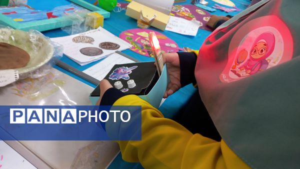 نمایشگاه هفته پژوهش در دبستان شاهد تحقیقی ناحیه ۶