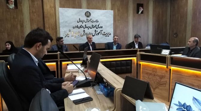 جلسه معاونین و کارشناس‌مسئولان قطب چهار با موضوع طرح‌ها و برنامه‌های آموزش متوسطه