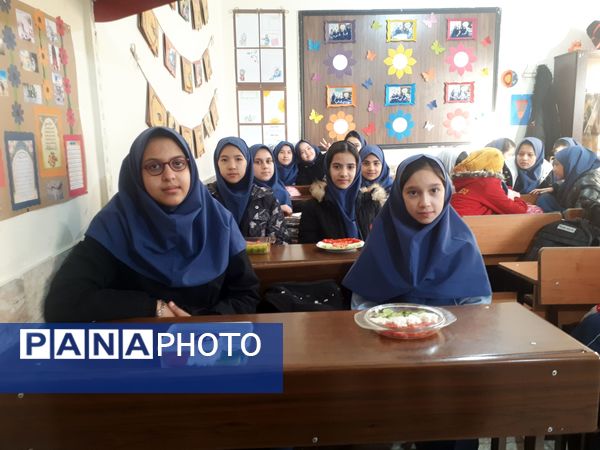 صبحانه سالم با طعم انقلاب در دبستان شاهد کوثر ناحیه 5 مشهد