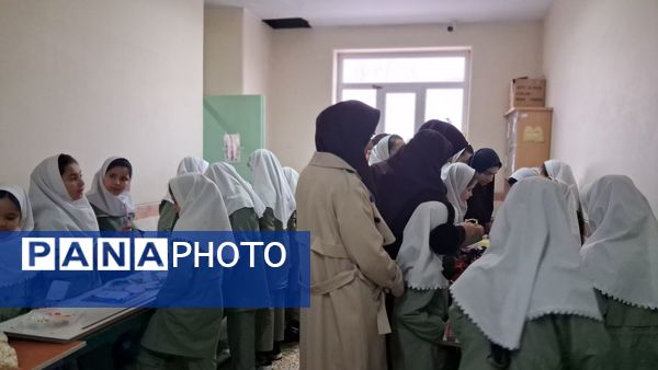 بازارچه مادر دختری با دست‌سازه‌های دانش‌آموزی 