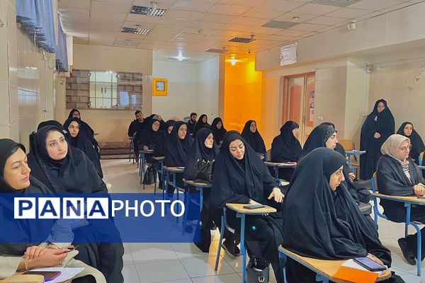 تمرکز بر ارتقای مهارت‌های مدیریتی و آموزشی در کارگاه‌های توانمندسازی ورامین