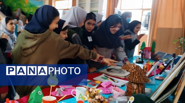 جشنواره فرهنگی هنری ماها در دبستان پنجم مهر