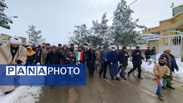 حضور پر شور فرهنگیان و دانش آموزان در کنار مردم ولایتمدار شهرستان صالح آباد در یوم الله ۲۲بهمن