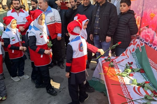 گلباران تمثال امام خمینی (ره) توسط دانش‌آموزان عجب‌شیر 