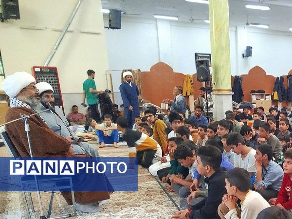 حضور امام جمعه شهرستان کاشمر در بین معتکفین دانش‌آموز در مسجد جامع شهرستان کاشمر 