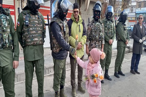 قدردانی مردم از مدافعان امنیت در روز پدر