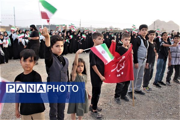همخوانی گروه‌های دانش آموزی قم در اجرای سرود «ایران بخوان»