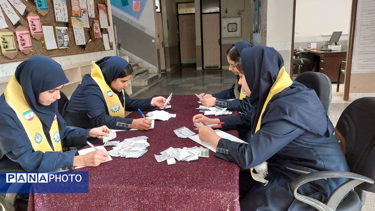  انتخابات شورای دانش آموزی در دبیرستان هوشیار