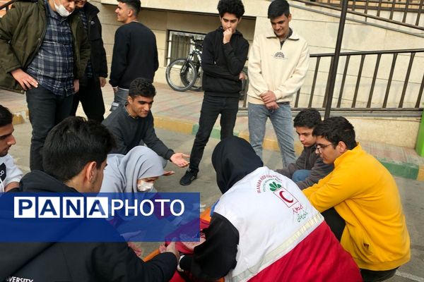 اجرای مانور زلزله با حضور مسئولان در مدرسه استاد مطهری رباط‌کریم