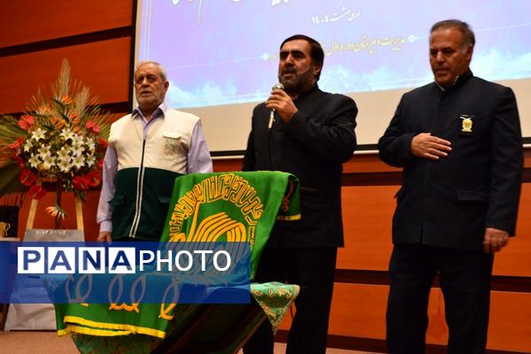تجلیل از پسران ممتاز دبیرستان امام رضا در بهارستان‌دو