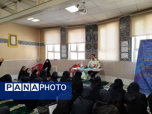 حضور فرماندهی نیروی انتظامی ناحیه ۳ مشهد در مدرسه شاهد ارض اقدس 