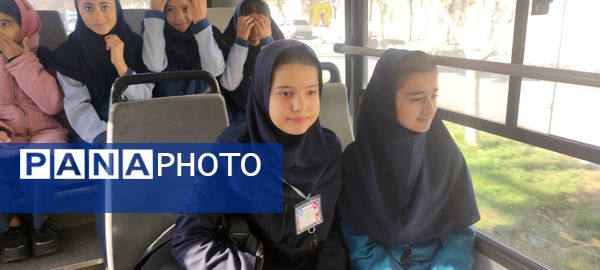 بازدید دانش آموزان مدرسه شهید خاقانی شیروان از کتابخانه اندیشه‌‌ در هفته کتاب و کتابخوانی