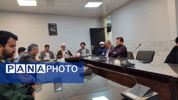 دیدار کادر آموزشی مدارس و دانش‌آموزان با امام جمعه شهرستان ساوه