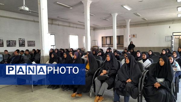 مراسم تجلیل از دانش‌آموزان برتر جشنواره فرهنگی هنری امید فردا در دبیرستان فاطمه الزهرا شهرستان اسدآباد 
