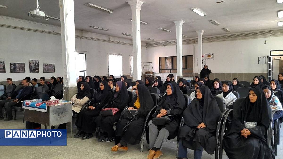 مراسم تجلیل از دانش‌آموزان برتر جشنواره فرهنگی هنری امید فردا در دبیرستان فاطمه الزهرا شهرستان اسدآباد 