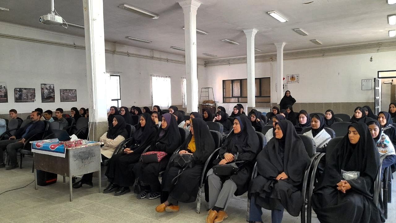 مراسم تجلیل از دانش‌آموزان برتر جشنواره فرهنگی هنری امید فردا در دبیرستان فاطمه الزهرا شهرستان اسدآباد 