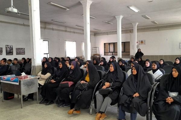 مراسم تجلیل از دانش‌آموزان برتر جشنواره فرهنگی هنری امید فردا در دبیرستان فاطمه الزهرا شهرستان اسدآباد 