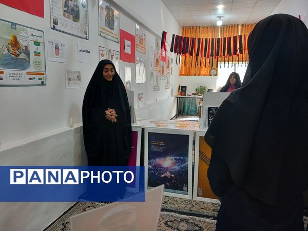 بازدید دانش آموزان دبیرستان فاطمیه از نمایشگاه انقلاب  