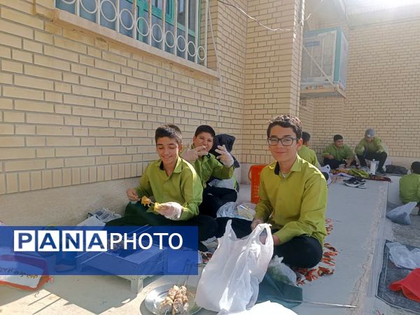 ناهار وحدت با طعم  شادی و لذت در مدرسه شاهد حاج مصلحیان