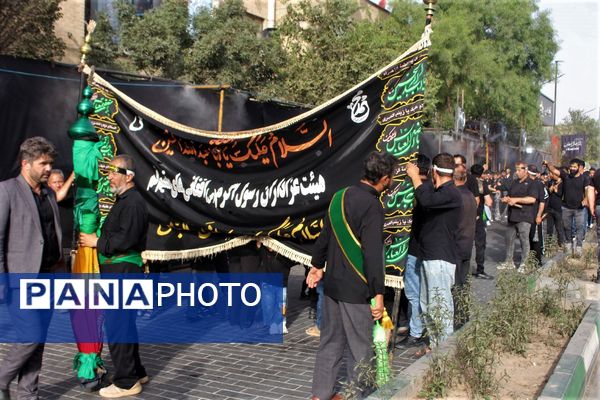 حضور پرشور کودکان قمی در دسته‌های عزاداری روز تاسوعا 