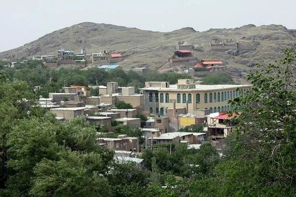 روستای فردو، منطقه ای سرسبز در دامنه ارتفاعات «برف انبار»