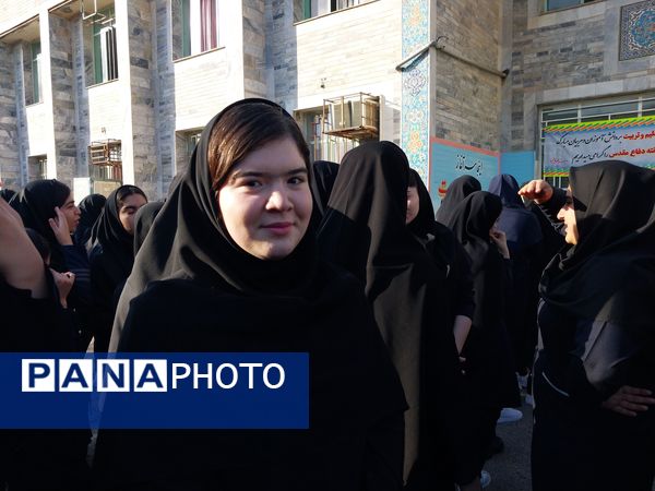 دانش‌آموزان دبیرستان فاطمیه شهرستان دره شهر با شور و شوق سال تحصیلی جدید را آغاز کردند
