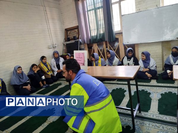 بیست و هفتمین مانور زلزله در دبیرستان دخترانه دانشور 2 