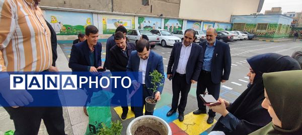 دانش‌آموزان و مسئولین شهرستان ملارد، در روز درختکاری جوانه‌های امید را به زمین هدیه دادند