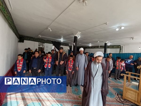 نماز پدر پسری در مدرسه دکتر توسلی