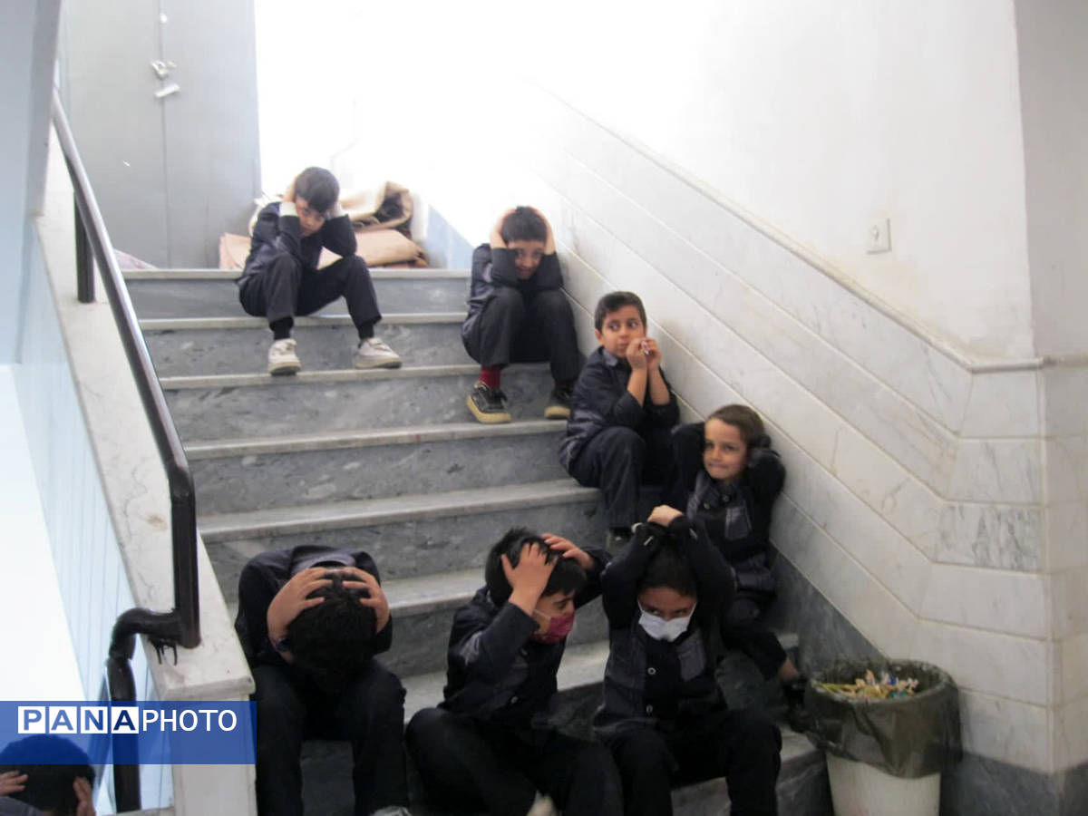 اجرای مانور زلزله در دبستان سمیه قم