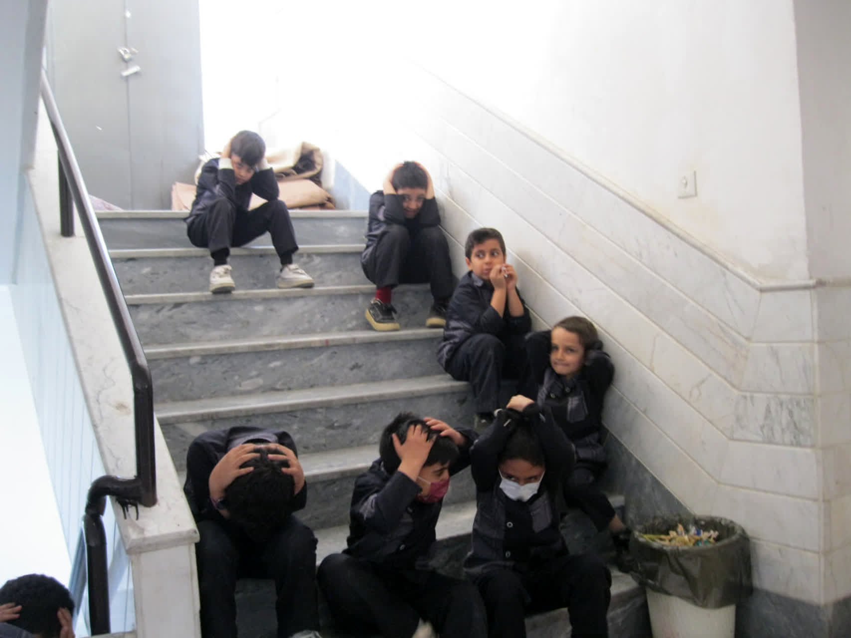 اجرای مانور زلزله در دبستان سمیه قم