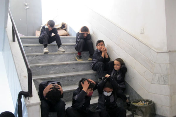 اجرای مانور زلزله در دبستان سمیه قم