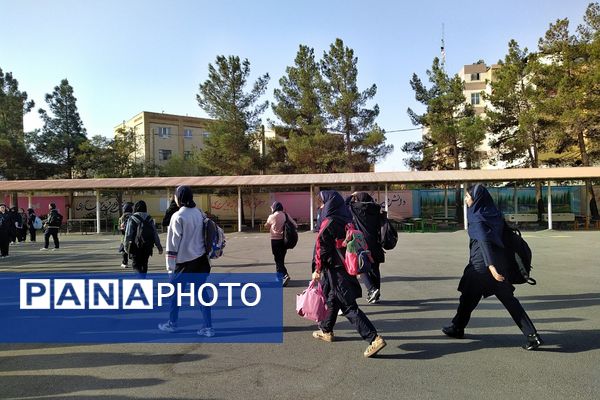 زنگ مهر و مقاومت در دبیرستان استعدادهای درخشان فرزانگان شهریار طنین‌انداز شد
