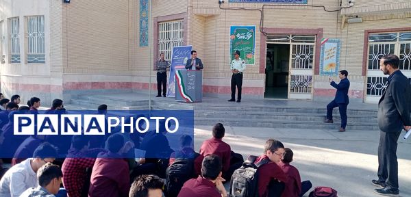 رئیس پلیس فتا کاشمر در مراسم صبحگاه دبیرستان آیت‌الله خامنه‌ای بر هوشیاری در فضای مجازی تأکید کرد