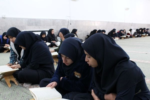 برگزاری جلسات انس با قرآن در دبیرستان دخترانه معلم 