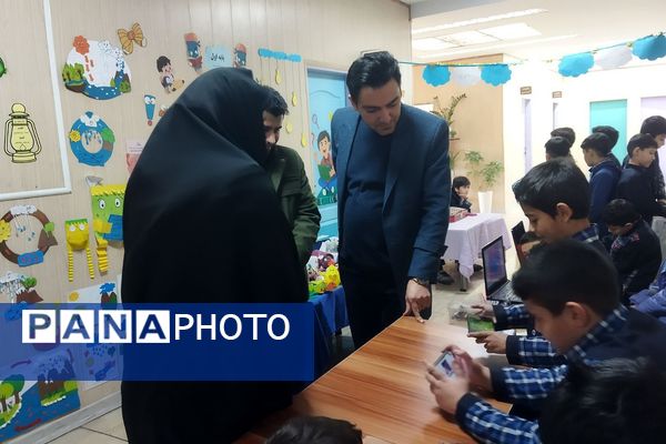 بازدید کارشناس پژوهش ناحیه دو شهرری از نمایشگاه پژوهش دبستان قلنبر