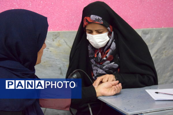برپایی میز خدمت‌رسانی درمانی در دبیرستان شهید صدوقی با همکاری نهادهای جهادی