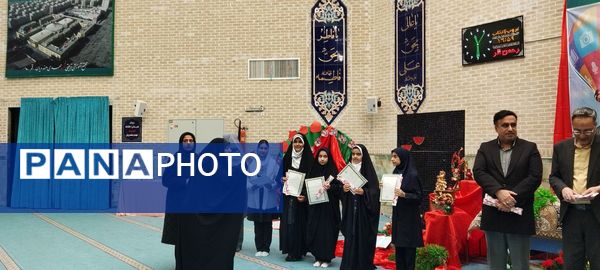 تقدیر از دانش‌آموزان برگزیده ناحیه چهار قم در جشنواره «فردا»