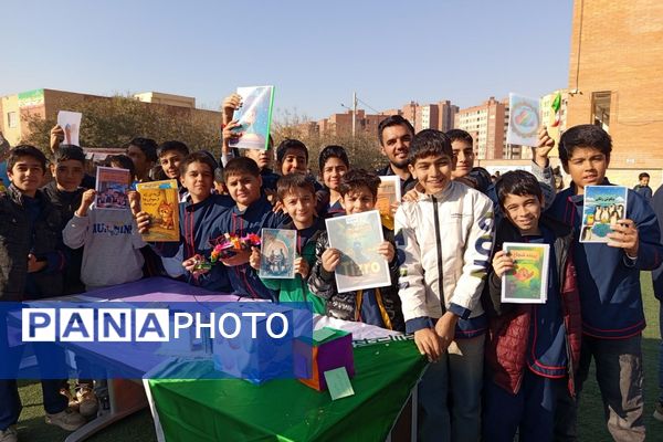  برپایی نمایشگاه  آثار دانش‌آموزان در مدرسه غیاث‌الدین جمشید کاشانی ملارد 