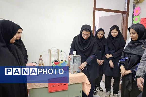 بازدید مسئول پژوهش سرای دکتر حسابی از دستاوردهای دانش‌آموزان  مدرسه شاهد شهید نوری