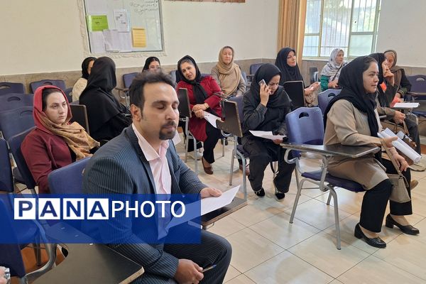 دیدار اولیا و معلمان در جهت بررسی وضعیت تحصیلی دانش‌آموزان 