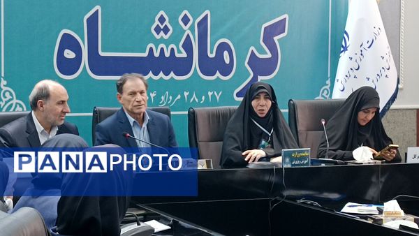 نشست صمیمانه نماینده وزیر آموزش و پرورش با دانش آموز خبرنگاران پانا کرمانشاه