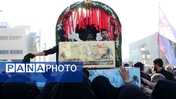 بدرقه پیکر مطهر ۱۳ شهید گمنام در اجتماع عظیم فاطمیون مشهد