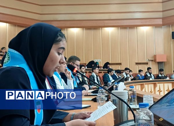 دیدار صمیمی تشکل های دانش آموزی با استاندار گیلان