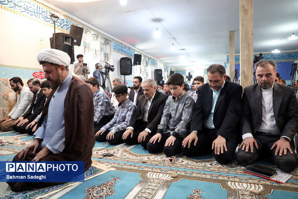 اقامه اذان و نماز با شعار «مِهر با مُهر» با حضور وزیر آموزش و پرورش