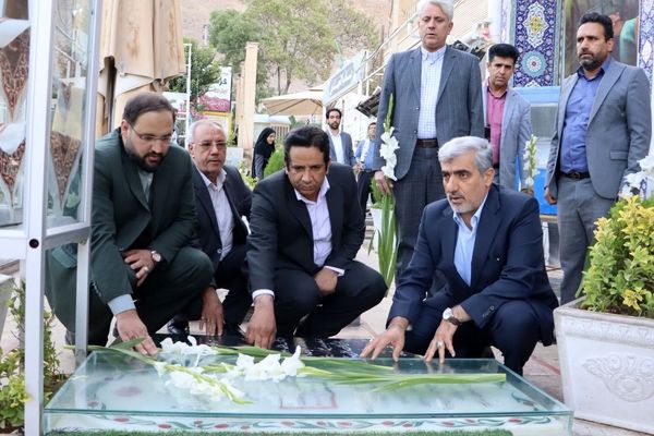 ادای احترام معاون رئیس سازمان آموزش و پرورش استثنایی به مقام والای شهدای کرمان